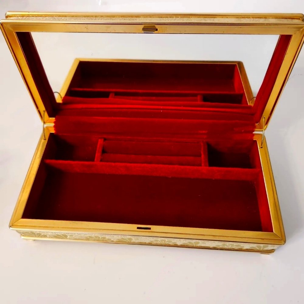 *SOLD* ❤️Vintage Hollywood Red Velvet Jewelry Box❤️